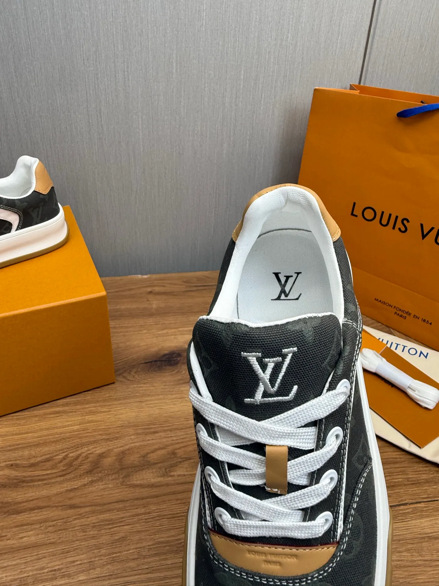 Men's shoes 620💰 Lv. Top purchasing agent🇮🇹 Louis Vuitton, sports sneakers counter synchronization, uppers imported from Italy, high-quality splicing and complex handicrafts, imported mesh pads are soft and comfortable, soles: original factory special soles, TPU exclusive movable molded soles super comfortable, original factory single goods, 🔍🔍high quality, you can enter and exit the counter at will, welcome to compare, code number 38-44 (customized 38.45)